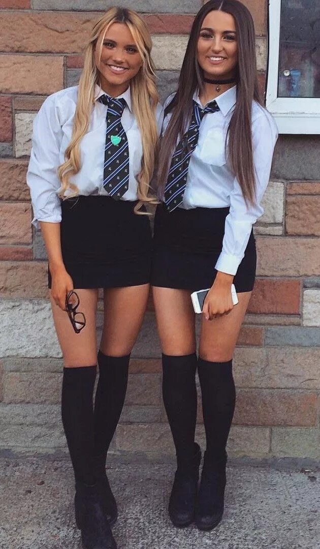 Uk teens. Две девушки в школьной форме.