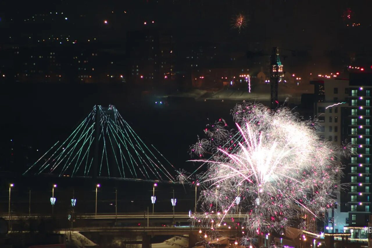 салют 2023. звездочки 21 века красноярск 2023. над красноярском пролетел метеорит. салют в красноярске 2023 год. звездочки 21 века красноярск 2023.