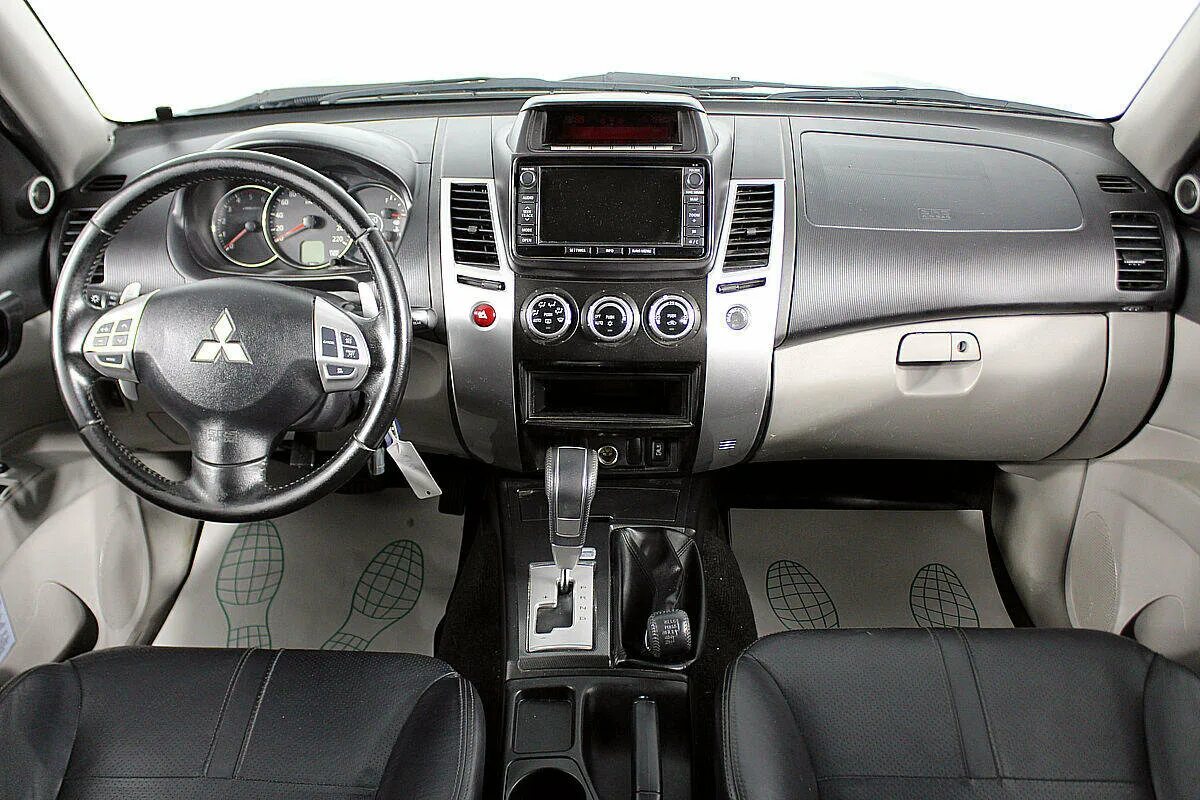 Pajero sport 2010. Митсубиси Паджеро 4 салон. Pajero Sport 2010 салон. Mitsubishi Pajero Sport 2010 салон. Митсубиси Паджеро спорт 2014 салон.