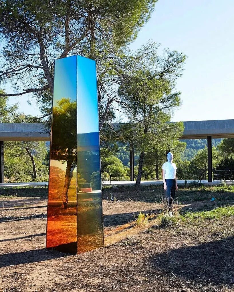 Зеркальное надгробие. Зеркальный обелиск. Зеркальный обелиск. Обелиск для сада. Зеркальный обелиск.