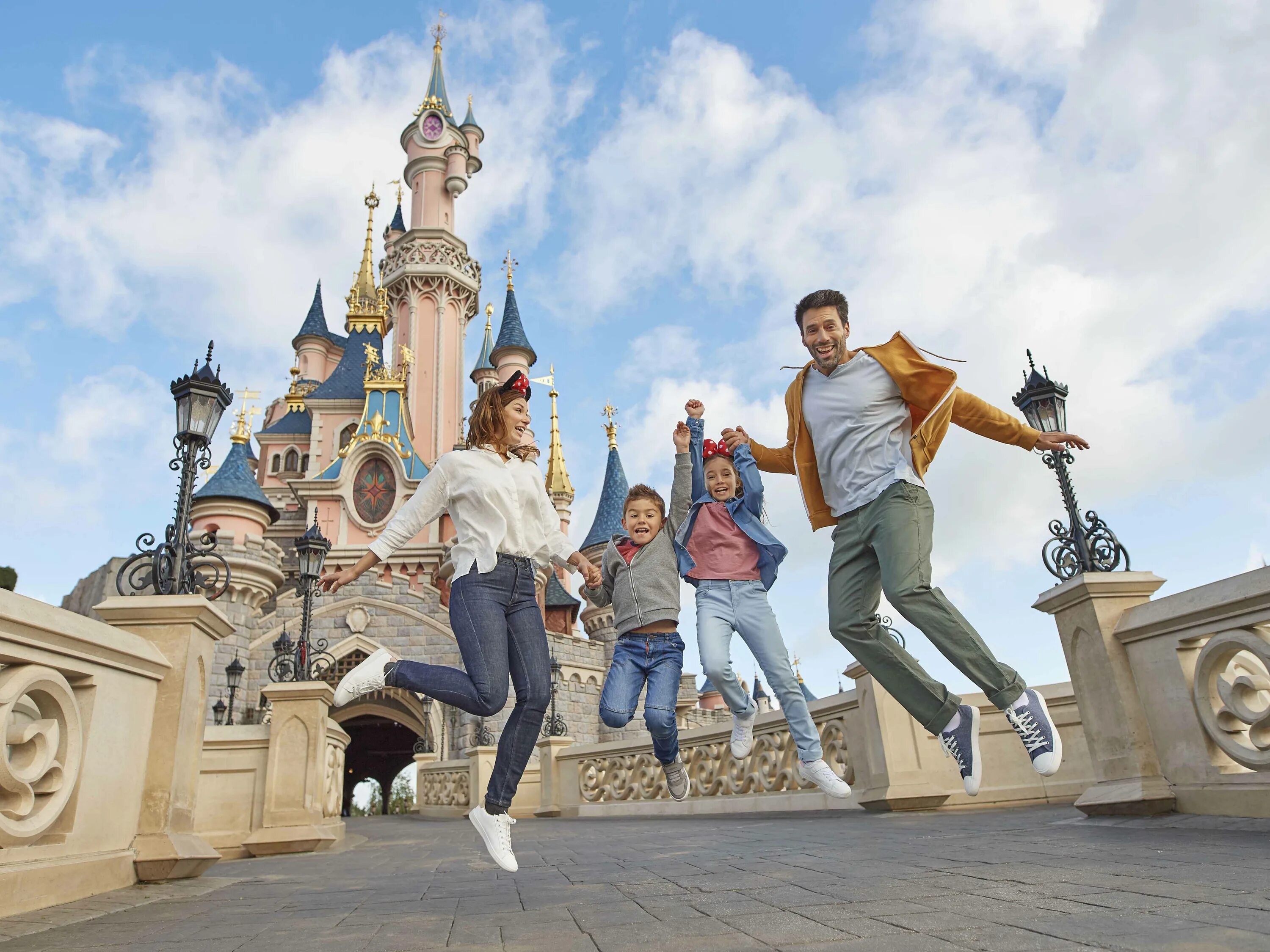 Развлечения сейчас. Disneyland Париж парк. Диснейленд Париж Диснейленд парк. Париж Диснейленд горки горки. Диснейленд Париж 2 парк.