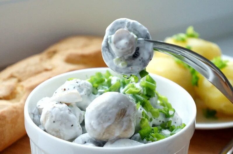 Жареные грибы со сметаной. Строганов биф бефстроганов. Постный грибной соус. Шампиньоны в сметанном соусе. Шампиньоны в сметане на сковороде.