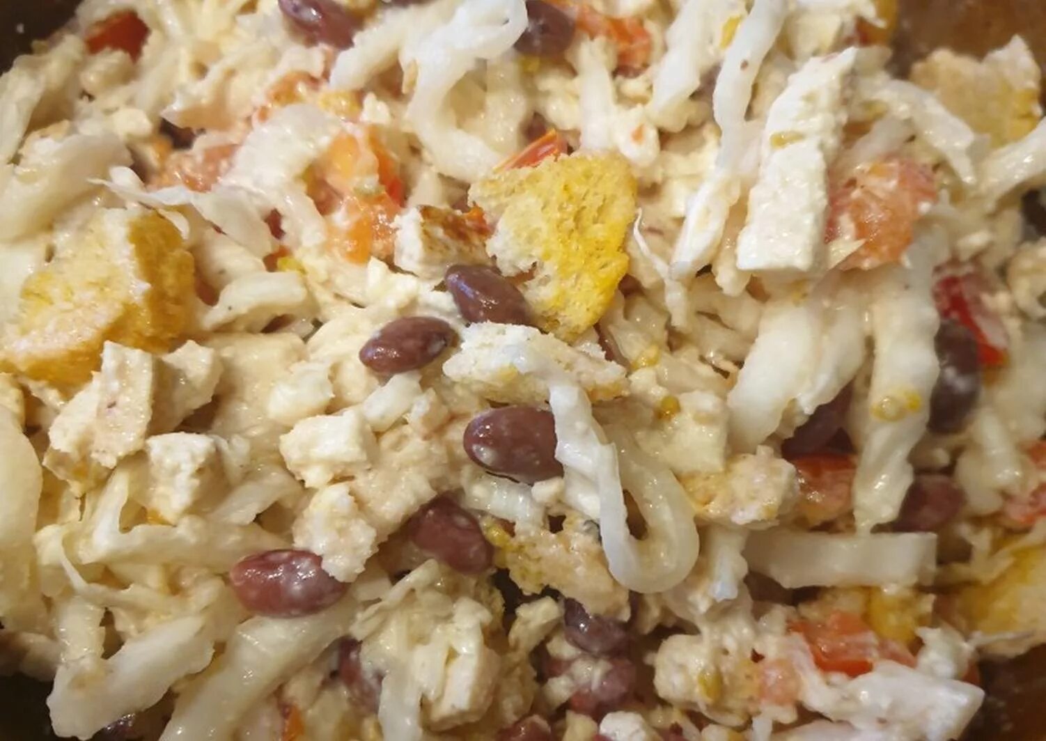 Фасоль и капустой и курицей. Салат с фасолью и сухариками и пекинской капустой. пекинская капуста с сухариками. салат с фасолью и сухариками, кукурузой и пекинской капустой. салат из пекинской капусты с сухариками.