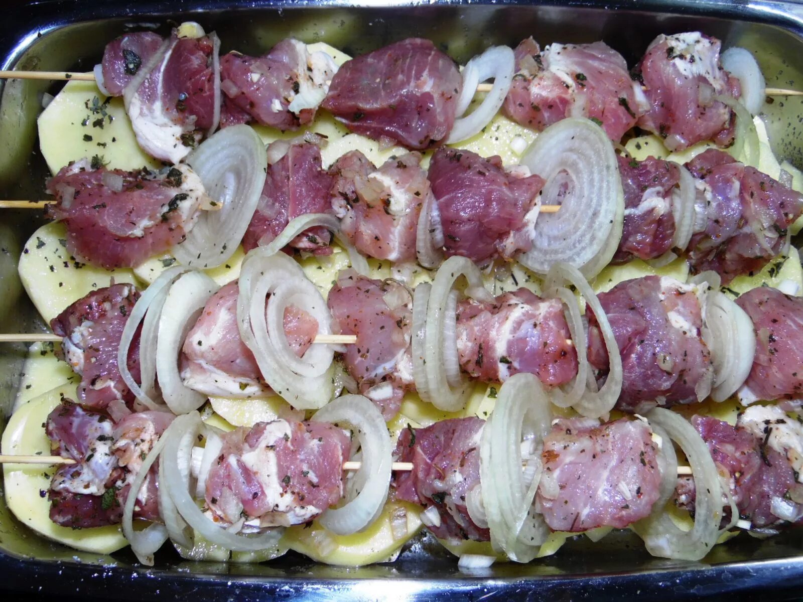 Как быстро замариновать мясо для шашлыка. Мясо шашлык в духовке. шашлык в маринаде в духовке. шашлык с картошкой в духовке. шашлык в духовке из свинины.