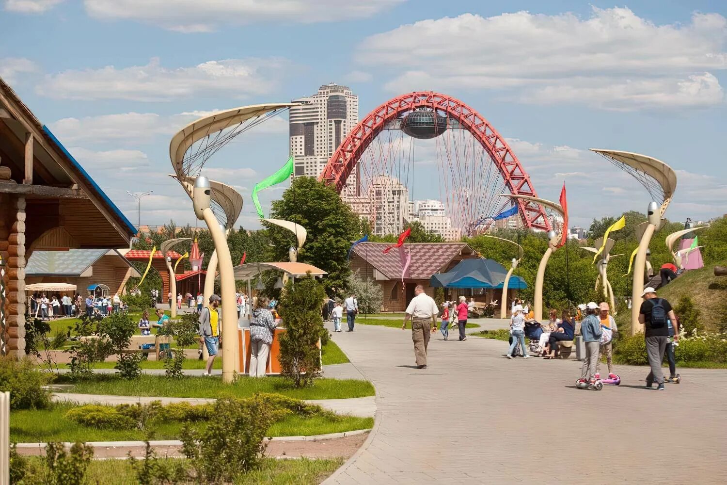 Парк горького москва американские горки. Парк каруселей в москве. Парк горького аттракционы москва 2023. Парк вднх карусель. Парк сокольники цепочная карусель.