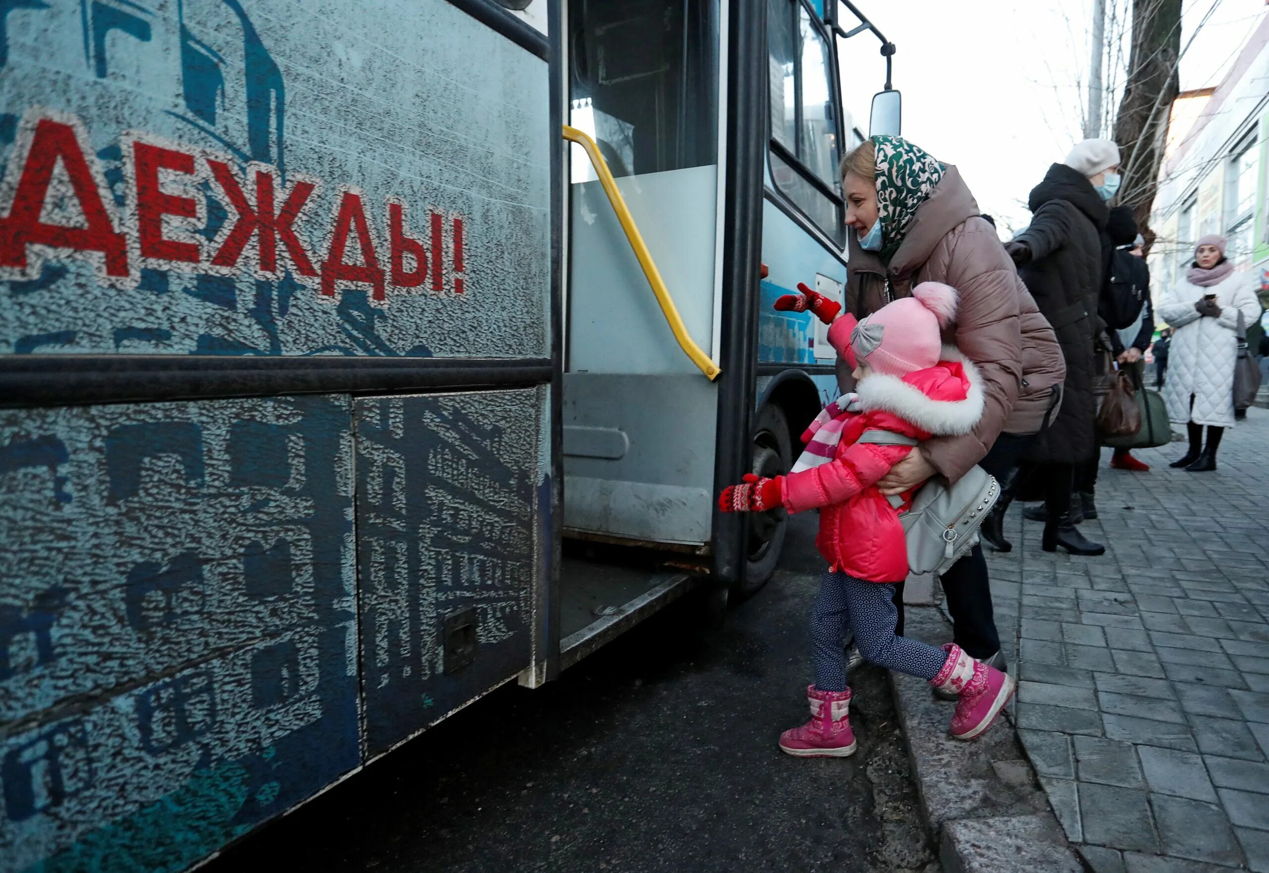 Эвакуированные из Донбасса. Донецк беженцы. Беженцы из Донбасса в Россию.