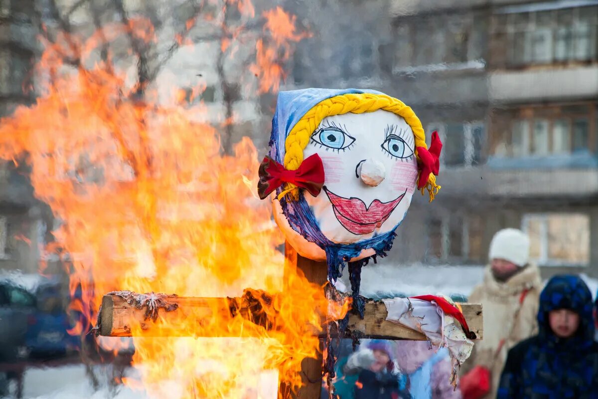 Как называется кукла которую сжигают на масленице. Чучело зимы. масленица кукла горит. кукла на масленицу сжигают. глаза для масленицы.