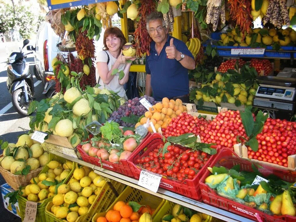 Выкладка овощей и фруктов на рынке. Фруктовая витрина на рынке. Прилавок с овощами и фруктами. Витрина овощи и фрукты на рынке. Рынок витрины