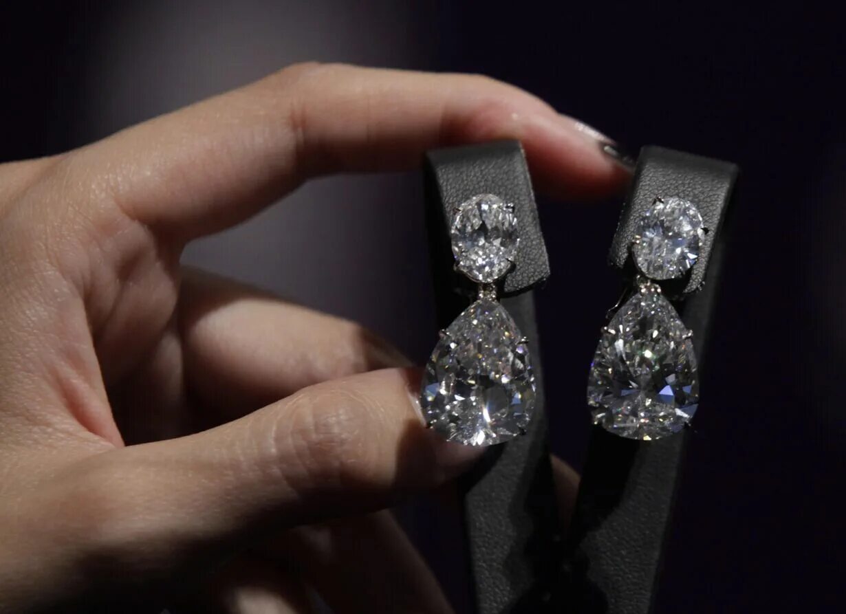 Чадо что дороже всех бриллиантов. Harry Winston Diamond серьги самые дорогие. Серьги Harry Winston самые дорогие.