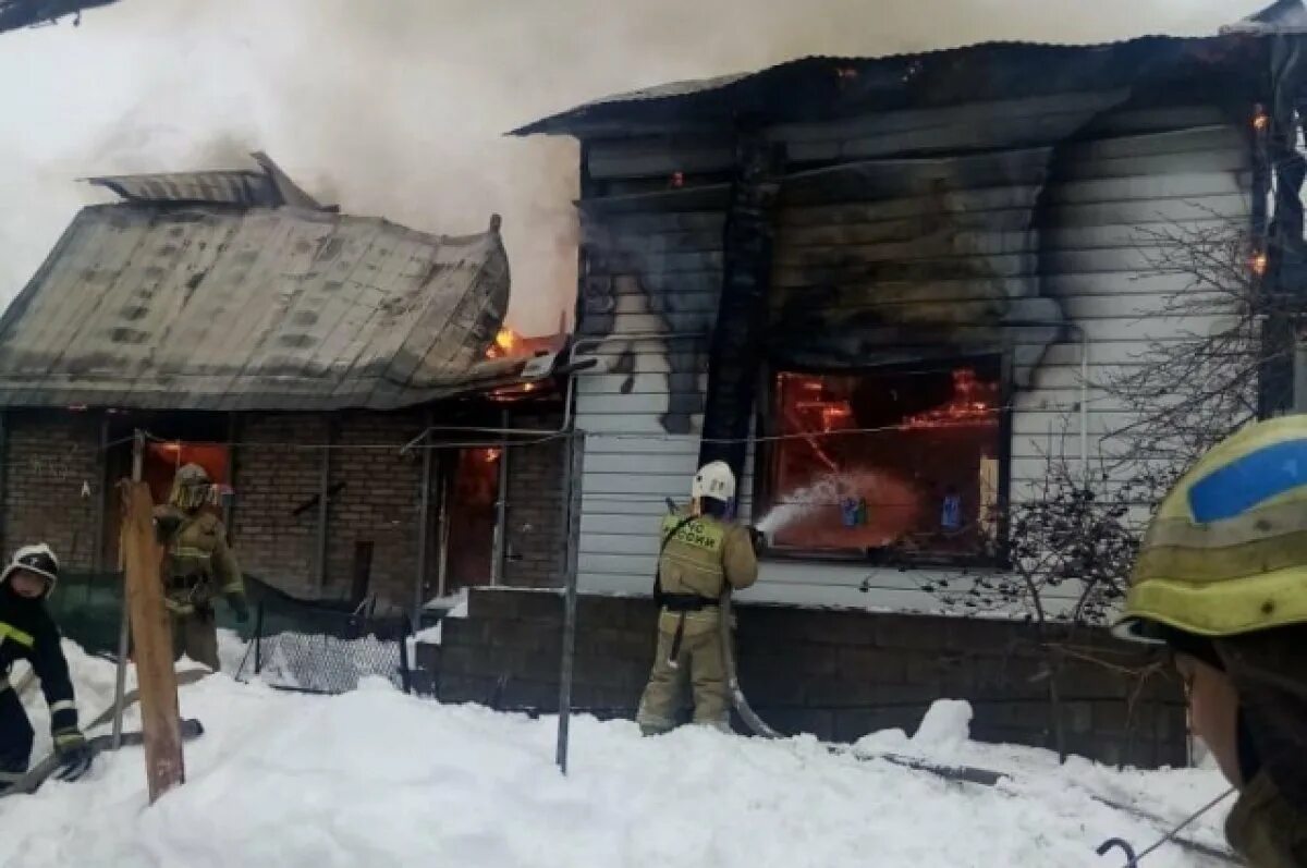 В сипайлово горит сейчас. Пожар в Уфе Сипайлово. Пожар фото. Горящий дом. Сгоревшее здание.