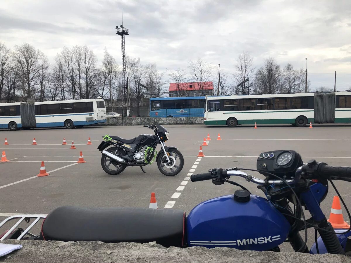 Автошкола мотоцикл. Экзамен на категорию а 2021. Сдача на категорию а1. Площадка категория а. Экзамен на категорию а1 мотоцикл.