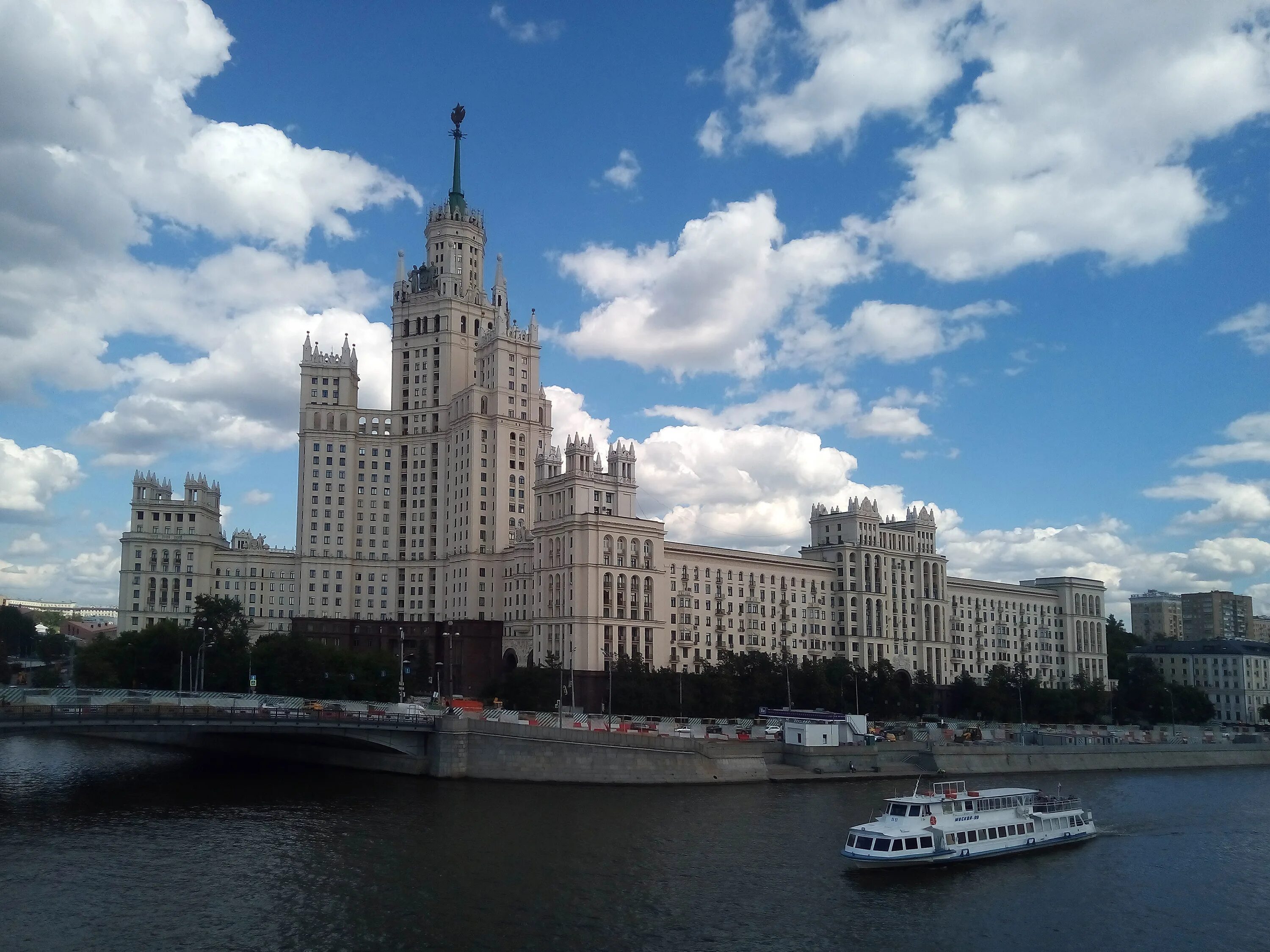 Высотка 1. Сталинская высотка на котельнической набережной. дом на котельнической набережной в москве. высотка на котельнической набережной вид с яузы. котельническая набережная высотка бригада.