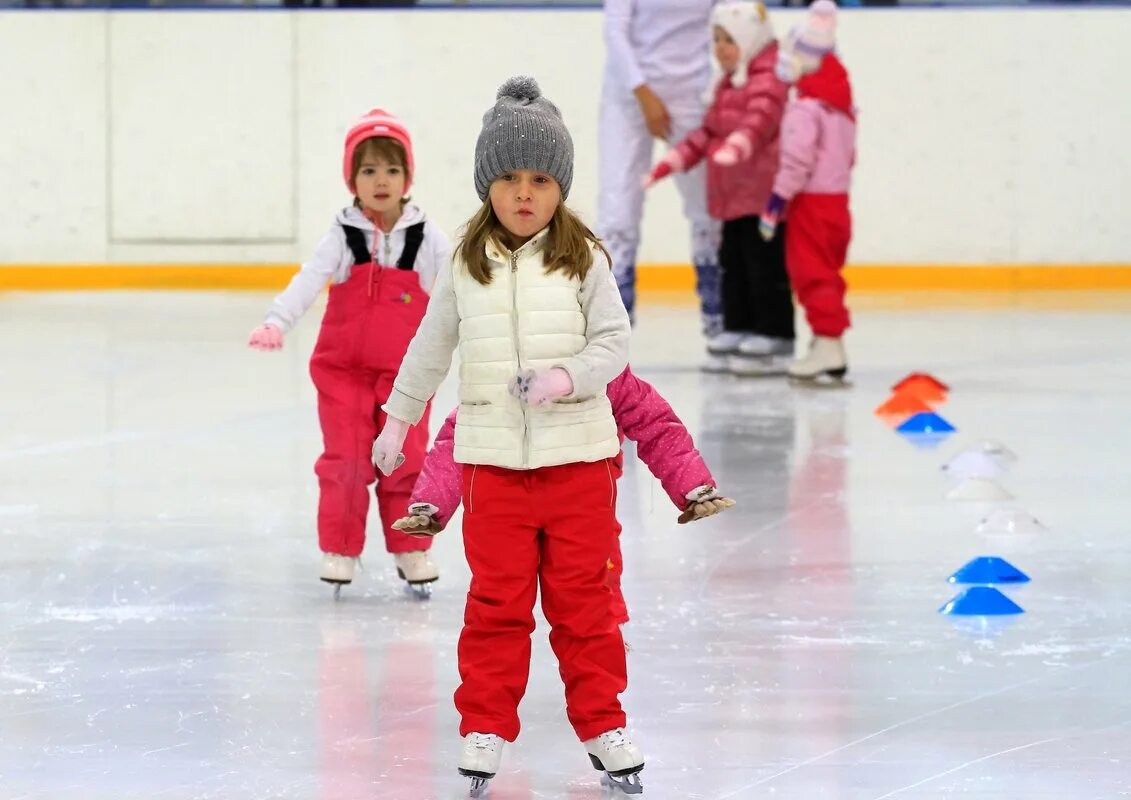 Катание на коньках. Одежда для катка для девочек. Одежда для катания на коньках. Дети на коньках. Каток 3 года