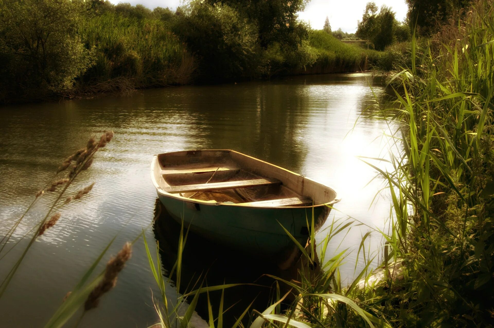 Лодка на реке. Лодка на пруду. Лодочка на реке. Лодка на озере. На реке на озере работал