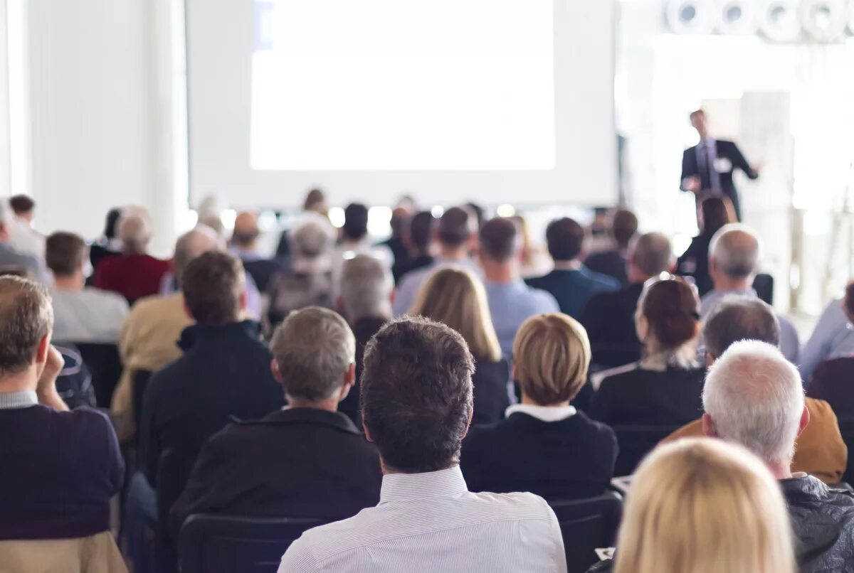 Аудитория слушателей. Лекция конференция это. Лекция конференция это. Лекционный зал с людьми. Аудитория для тренинга.