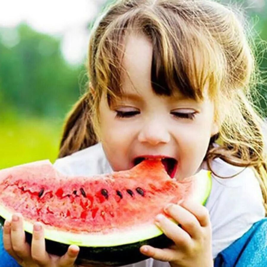 Дети веганы. Арбуз для детей. Ребенок ест фрукты. Ребенок ест овощи и фрукты. Картинка ребенок ест фрукты.