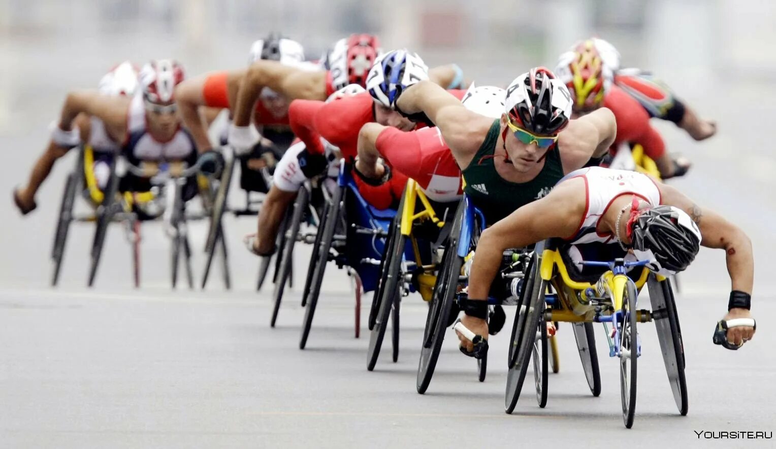 Велосипедный спорт Паралимпийские игры. Инвалиды спортсмены. Спорт для людей с ограниченными возможностями. Люди с ограниченными способностями.
