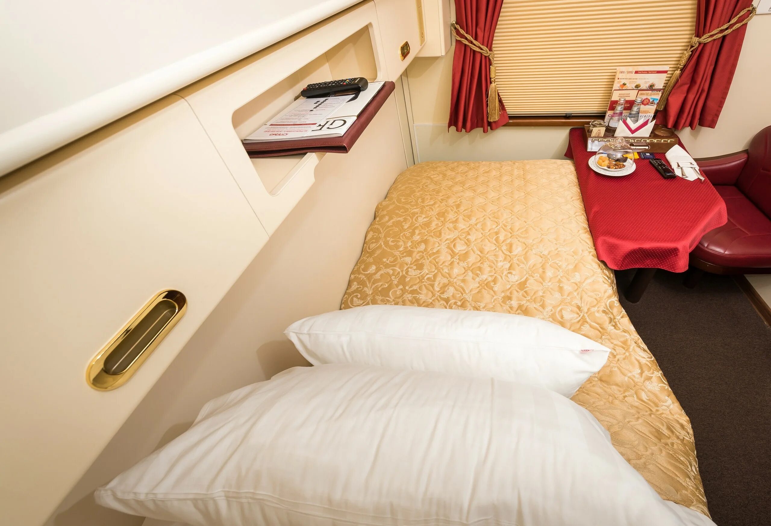 Вагон люкс - гранд империал. Вагон купе люкс ржд. Св купе ржд. Св спальный вагон ржд. Как выглядит люкс в поезде ржд.