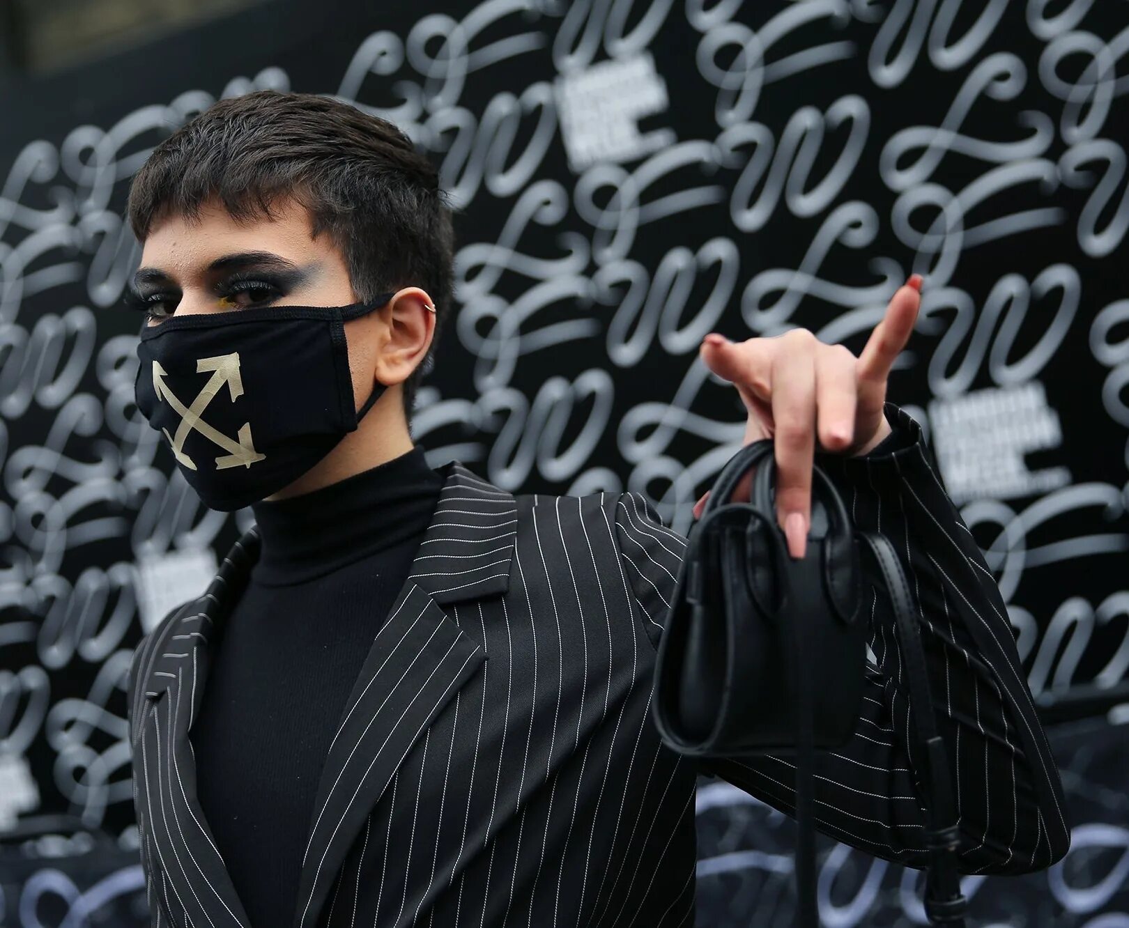 Стильная маска. Дизайнерские маски от коронавируса. Теплая маска для лица из футболки. Показ мод в масках. Маска платок.