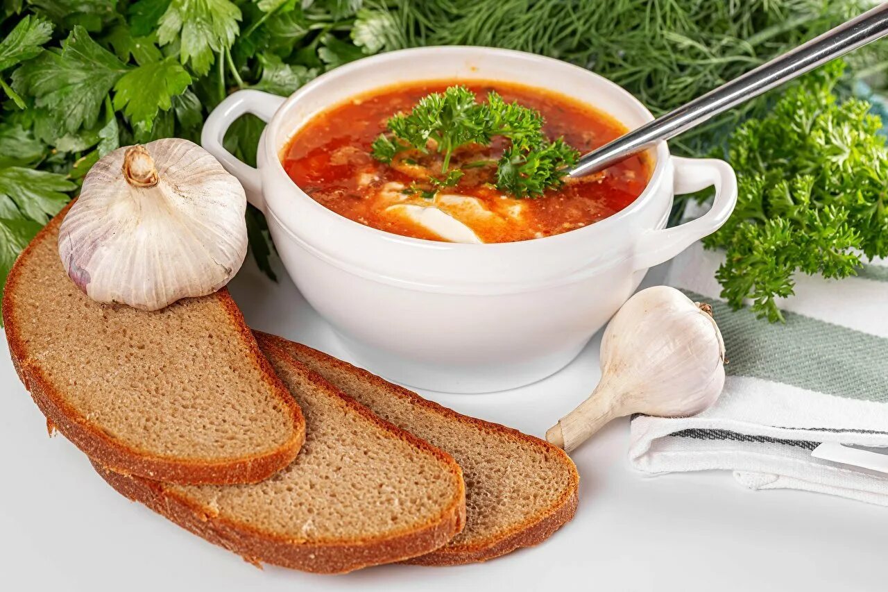 Едят супы на обед. Суп в хлебе. Суп белорусская. Тарелка борща. Тарелка супа.