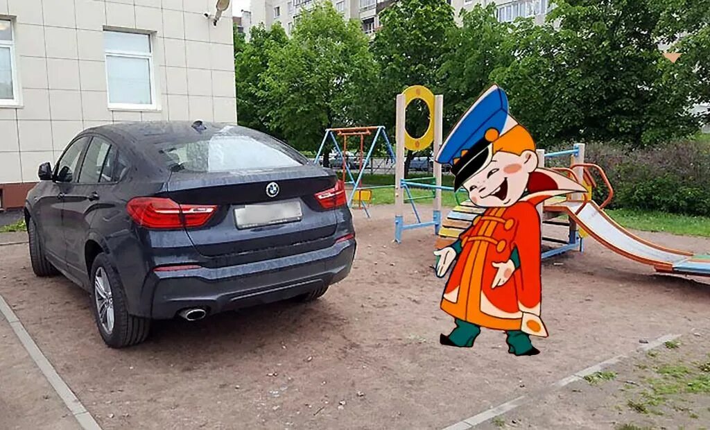 Припарковал автомобиль на детской площадке. Парковка на детской площадке. Детская площадка машинка. Машина во дворе. Припарковал автомобиль на детской площадке.