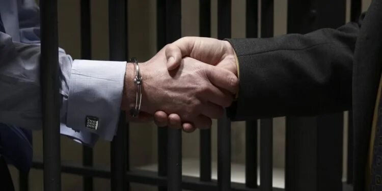 Досудебное сотрудничество упк. Защита обвиняемого. досудебное соглашение о сотрудничестве по уголовным делам. досудебное соглашение фото. сделка со следствием фото.