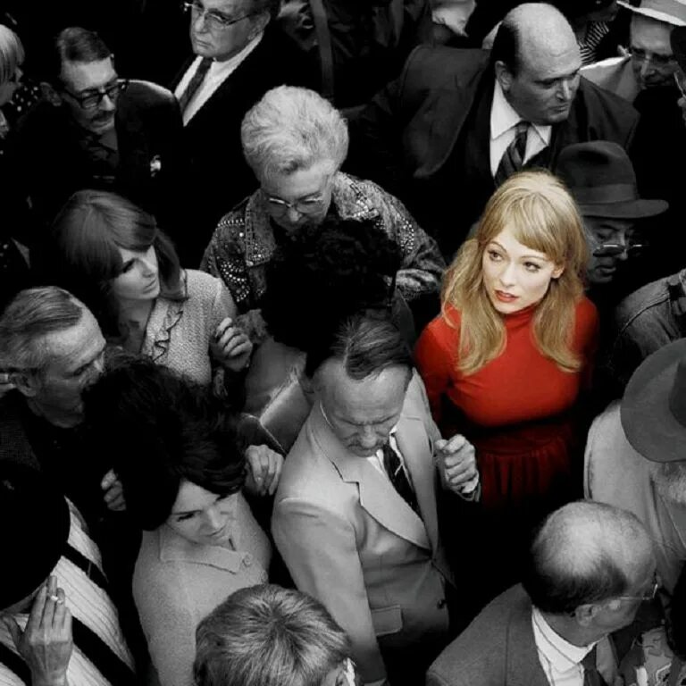 Выделиться из толпы. Девушка среди толпы. человек выделяется из толпы. толпа людей и один человек. выделяется в толпе.
