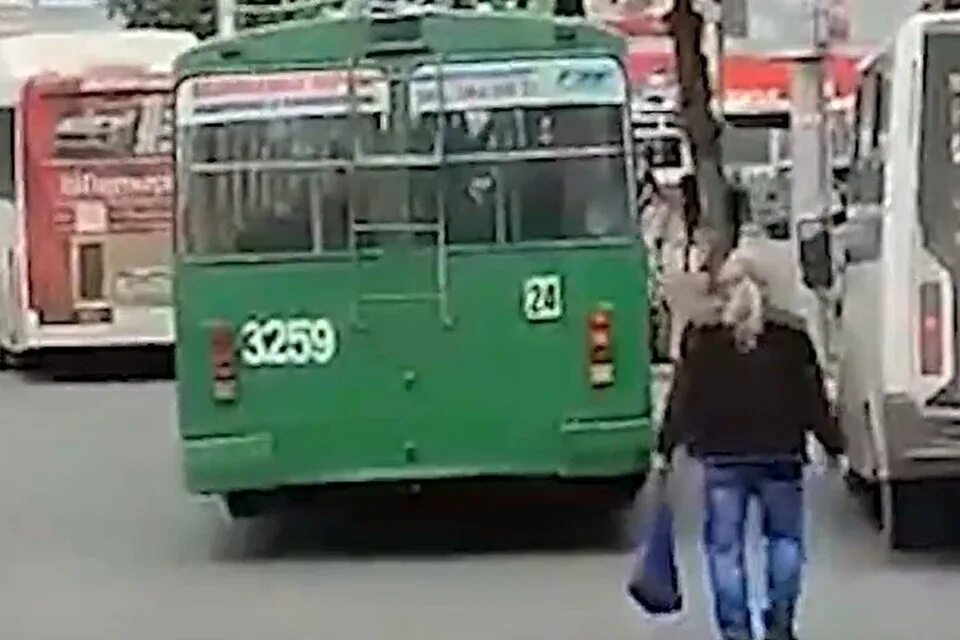 26 троллейбус новосибирск. Троллейбус. Троллейбус 24 Новосибирск. Троллейбус горожанин. Ударило током в троллейбусе.