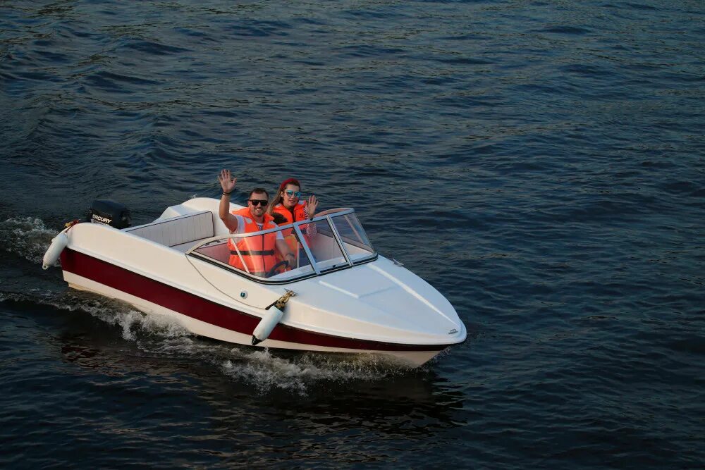 Интервью катера. Прогулка на катере. Катер стелс алушта. Яхты nimbus 405 flybridge. Катер лидер 10 характеристики.