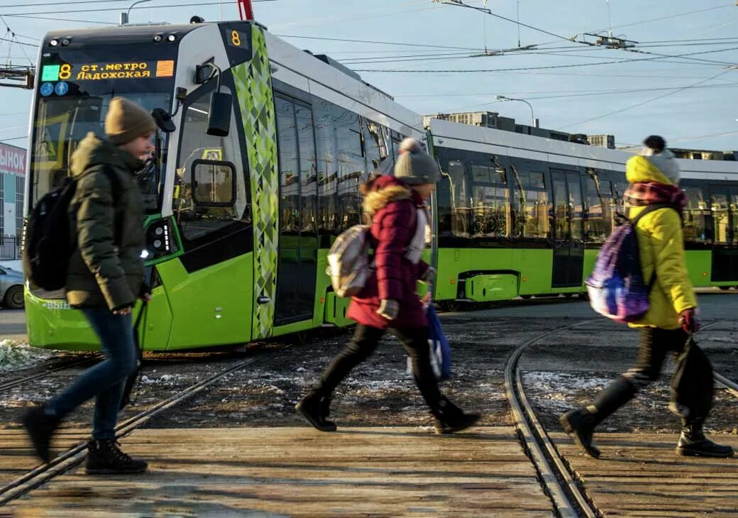 Трамвай чижик в санкт-петербурге. Балтийский вокзал трамвай 2002. Трамвай чижик ладожская. Чижик ладожская. Трамвай чижик n 59 023 cg,.