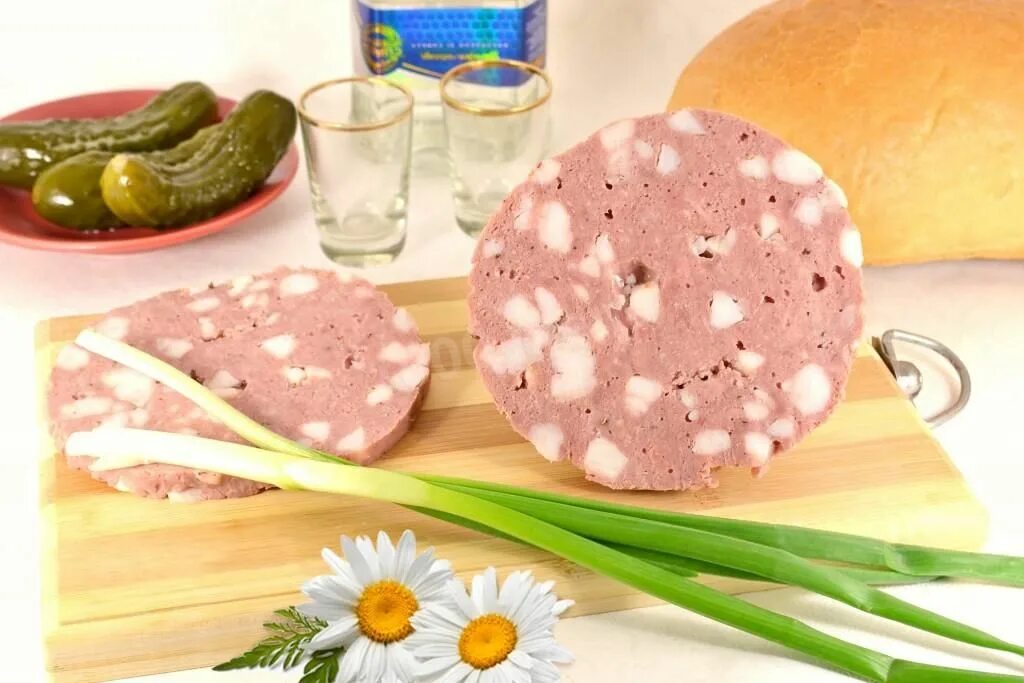 Колбаса в синюге. Колбаса вареная со шпиком. Колбаса любительская рецепт по госту. Рецептура любительской колбасы. Колбаса вареная нарезка.