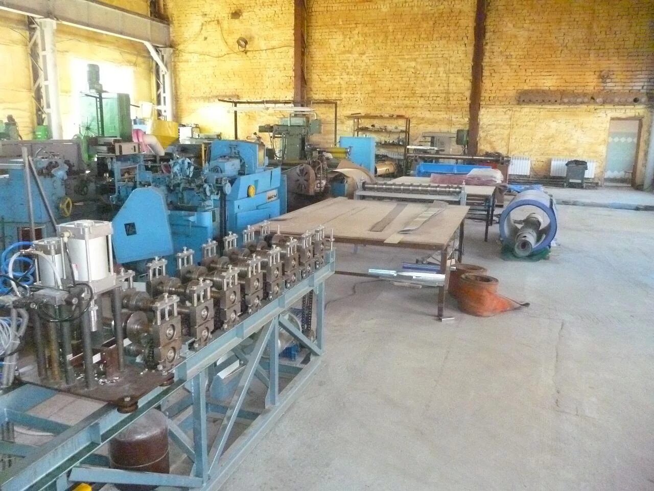 Станок для производства модульной металлочерепицы. Намотчик экструдера стрейч пленки. Оборудование производству xps цена за оборудование. Цех строжки. Линия металлочерепицы.