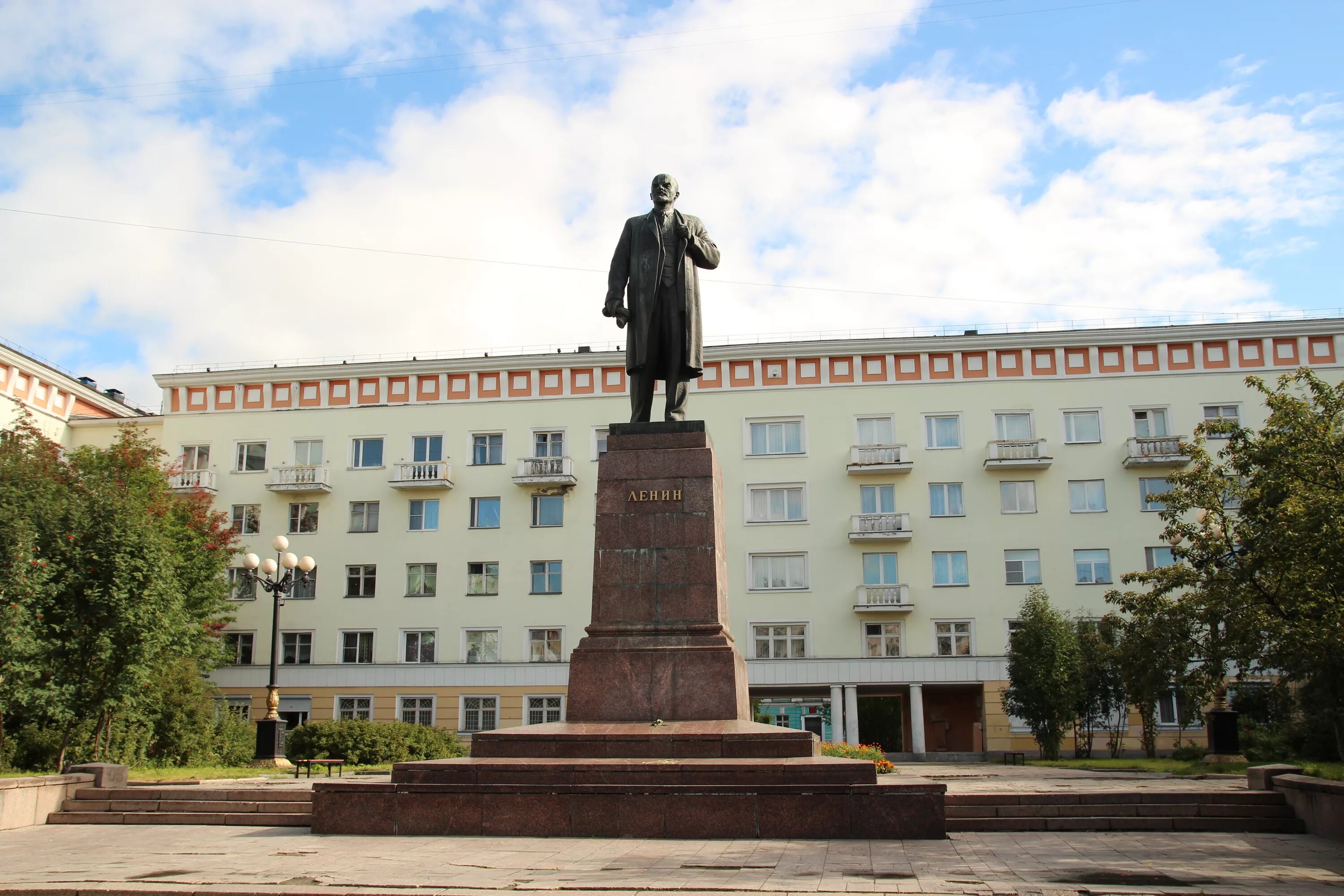Как называется площадь ленина. Памятник ленину (мурманск). памятник ленину на проспекте ленина. ленина 63 мурманск. памятники мурманска на проспекте ленина.