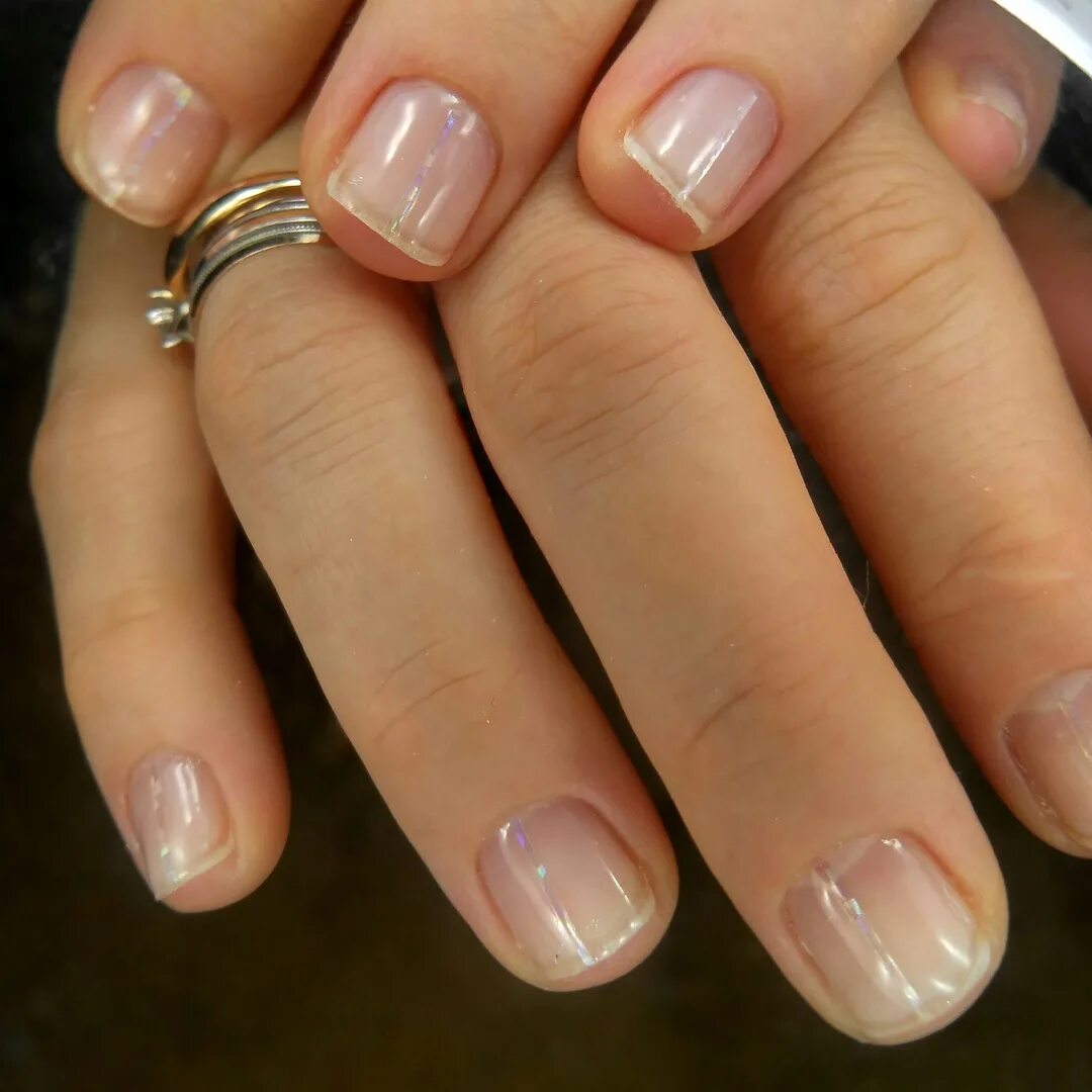 прозрачные гелевые ногти. естественный маникюр. маникюр с бесцветным лаком. покрытие прозрачным гель лаком. покрытие лак бесцветный.