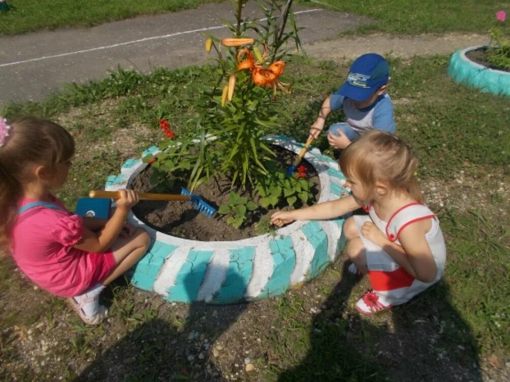 Трудовая деятельность на прогулке в старшей группе. Дети летом в детском саду. Лето в ДОУ. Прогулка в детском саду летом. Труд на участке в ДОУ.