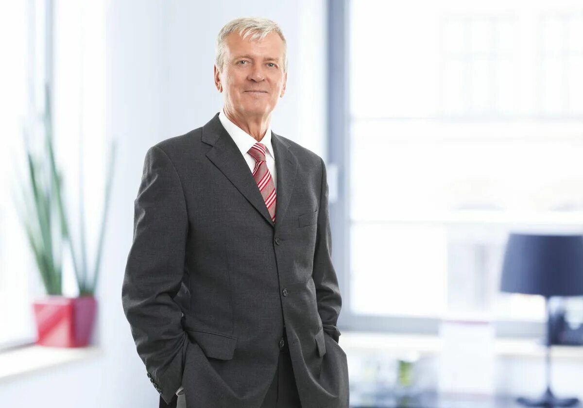 Портрет старшего менеджера. Стоит директор. Бизнесмен в костюме и шортах. Дмитрий орлов газпромнефть. Руководитель компании стоя.