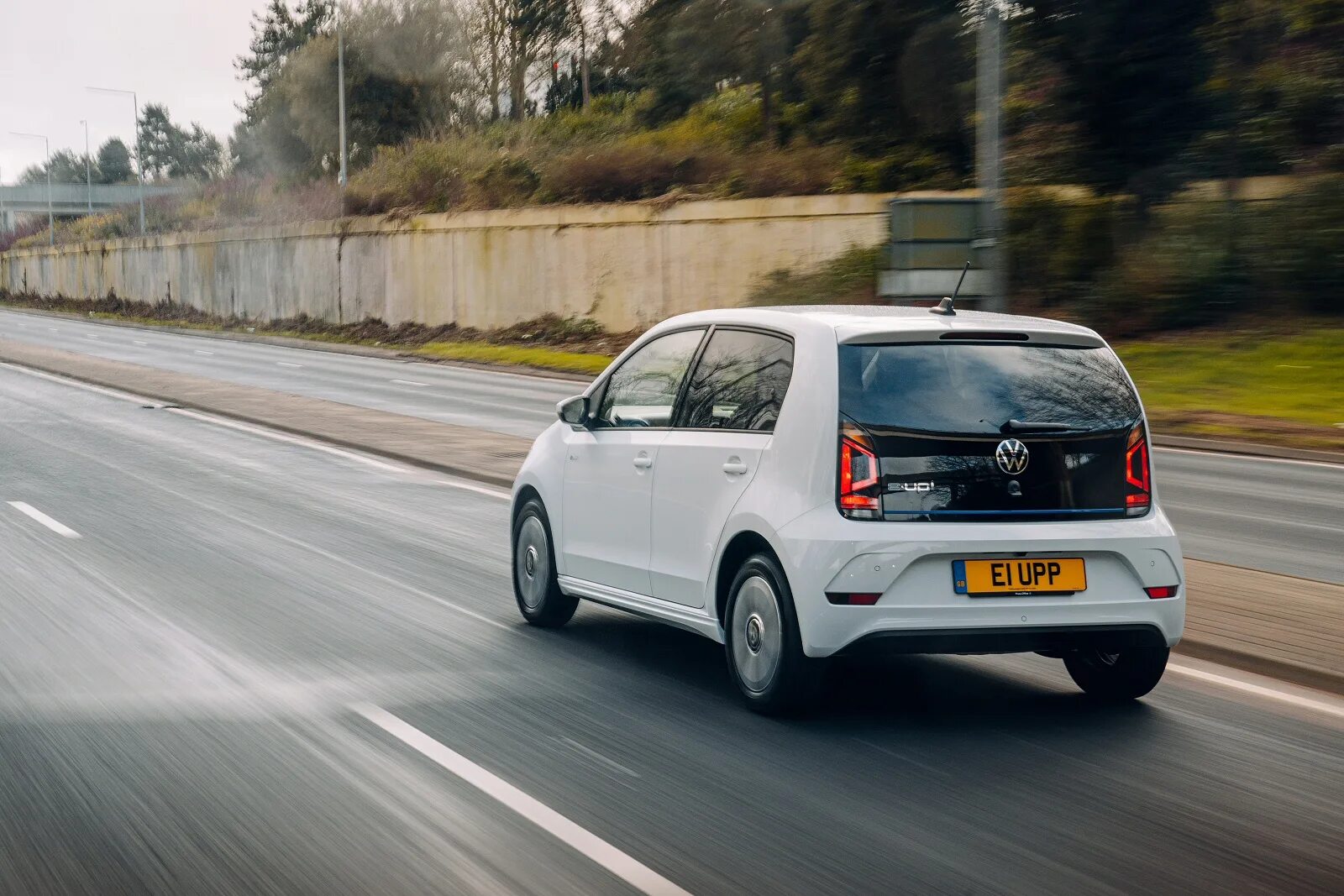 Электронный volkswagen. Электронный Фольксваген. Электронный автомобиль Фольксваген. Volkswagen электрический серый.