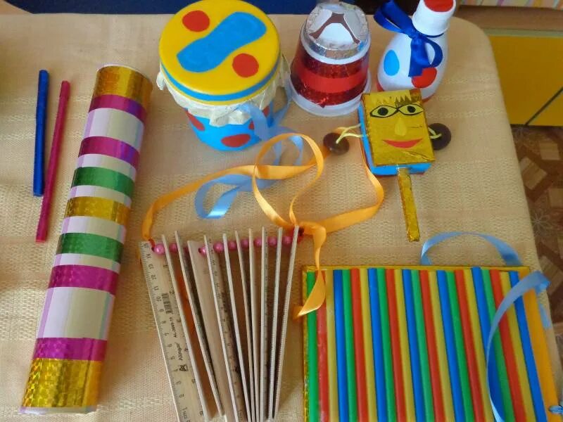 Музыкальные инструменты из бросового материала. Как сделать музыкальный инструмент. Поделка шумовой инструмент. Как сделать музыкальный инструмент. Детские музыкальные инструменты своими руками.