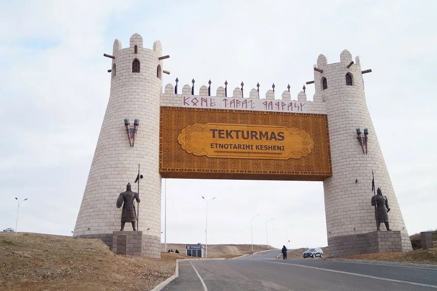 Тектурмас Тараз памятник. Мавзолей Тектурмас. Актау Казахстан три богатыря.
