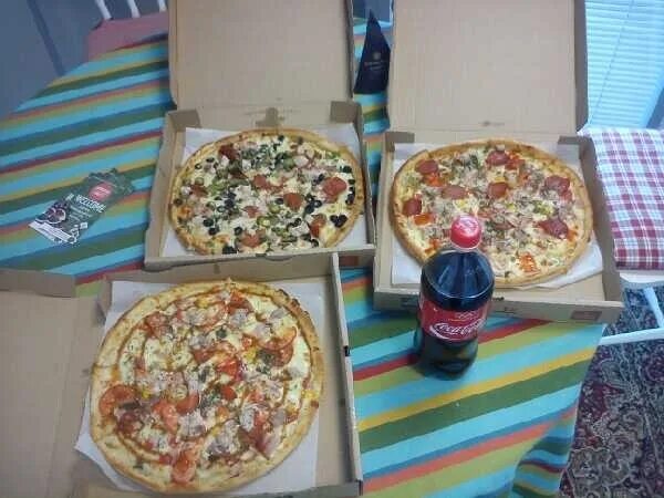 Два берега пицца. Папа джонс пепперони. 2 берега еда. 2 берега футбольная пицца. 2 берега санкт-петербург.