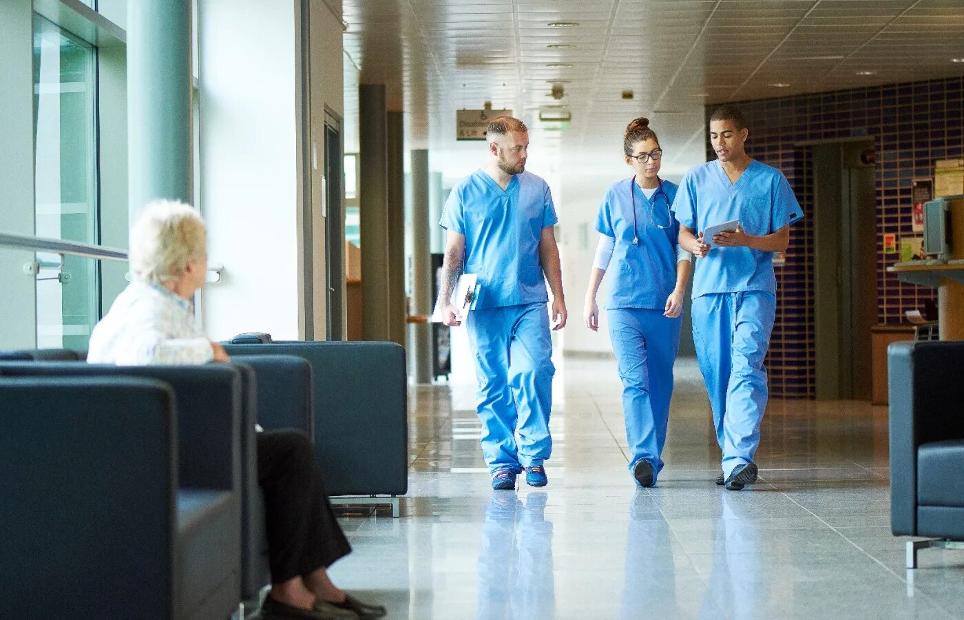 American doctor in hospital. Аттестация среднего медицинского персонала. Старицкая црб медсестры. Медицина в англии. Младший медперсонал.