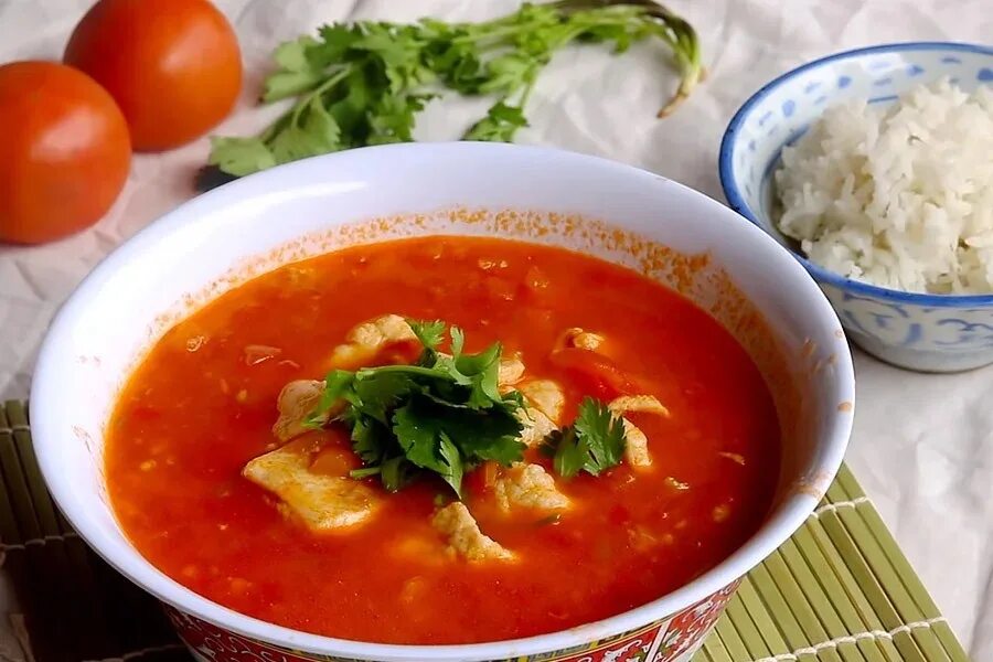 Сельдерей помидоры суп. Томатный рыбный суп. Юккедян суп. Томатный суп с рыбой. Рыбный суп с томатами.