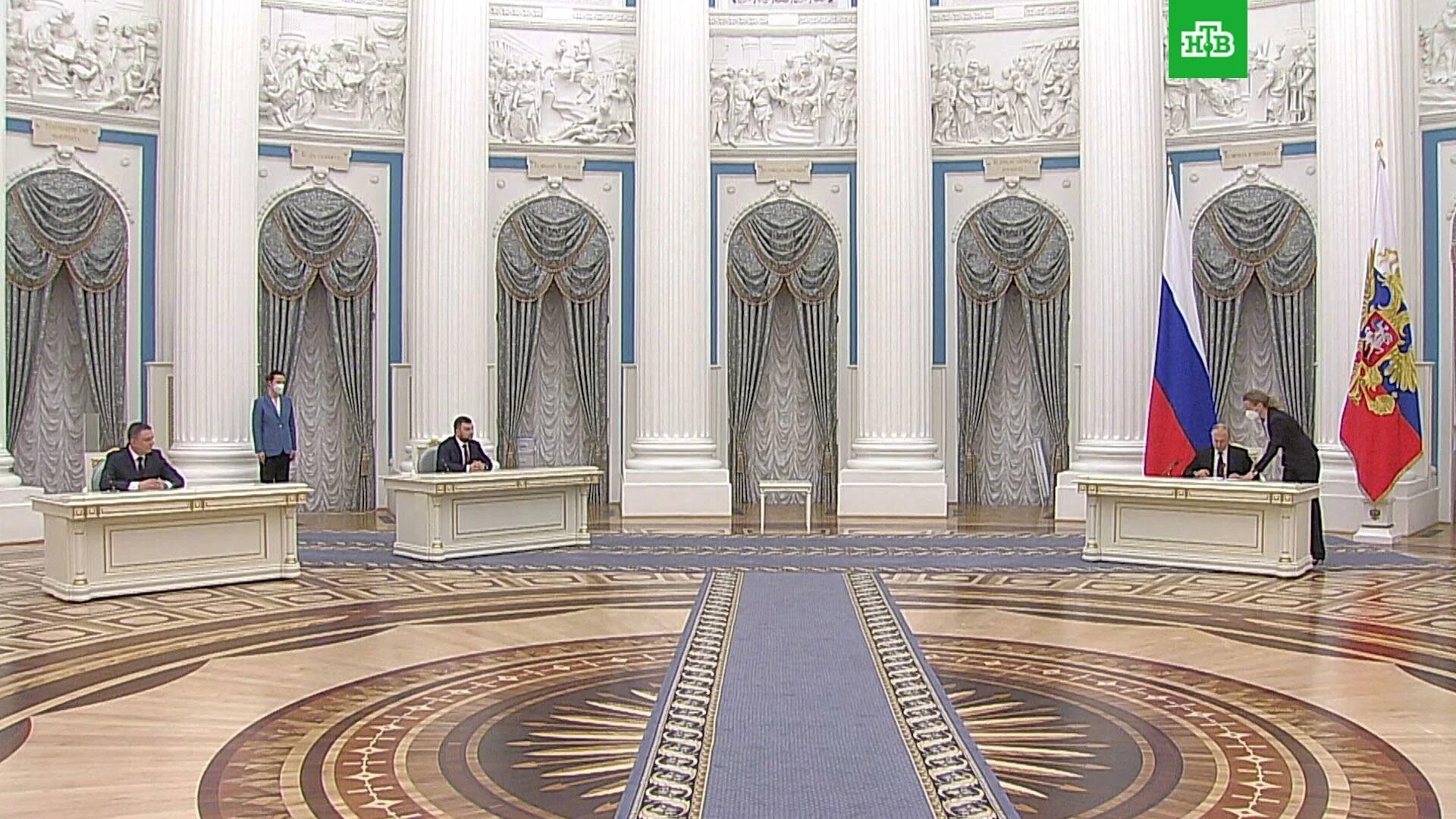 Екатерининский зал Кремля. Указ о признании республик