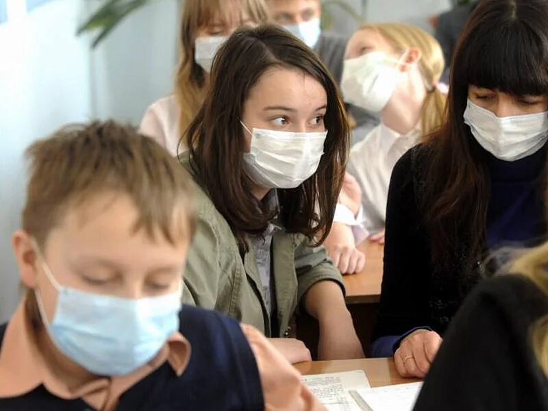 эпидемия языка. грипп врач. люди в медецинских маска. эпидемия орви. Covid в ухане.