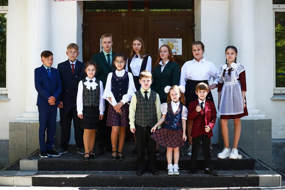 школьная одежда 2023. новая форма в школах 2023. школьная форма на последний звонок. школьная форма в белоруссии 2022. школьники в форме.