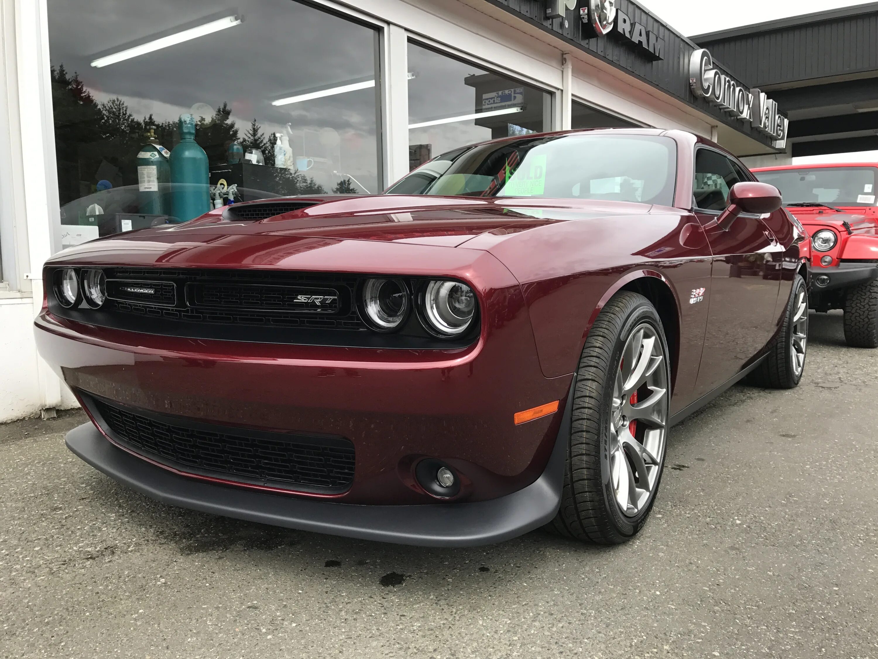 Red challenge. Dodge challenger 2009. dodge challenger 1990. додж челленджер красный. додж челленджер 1995.