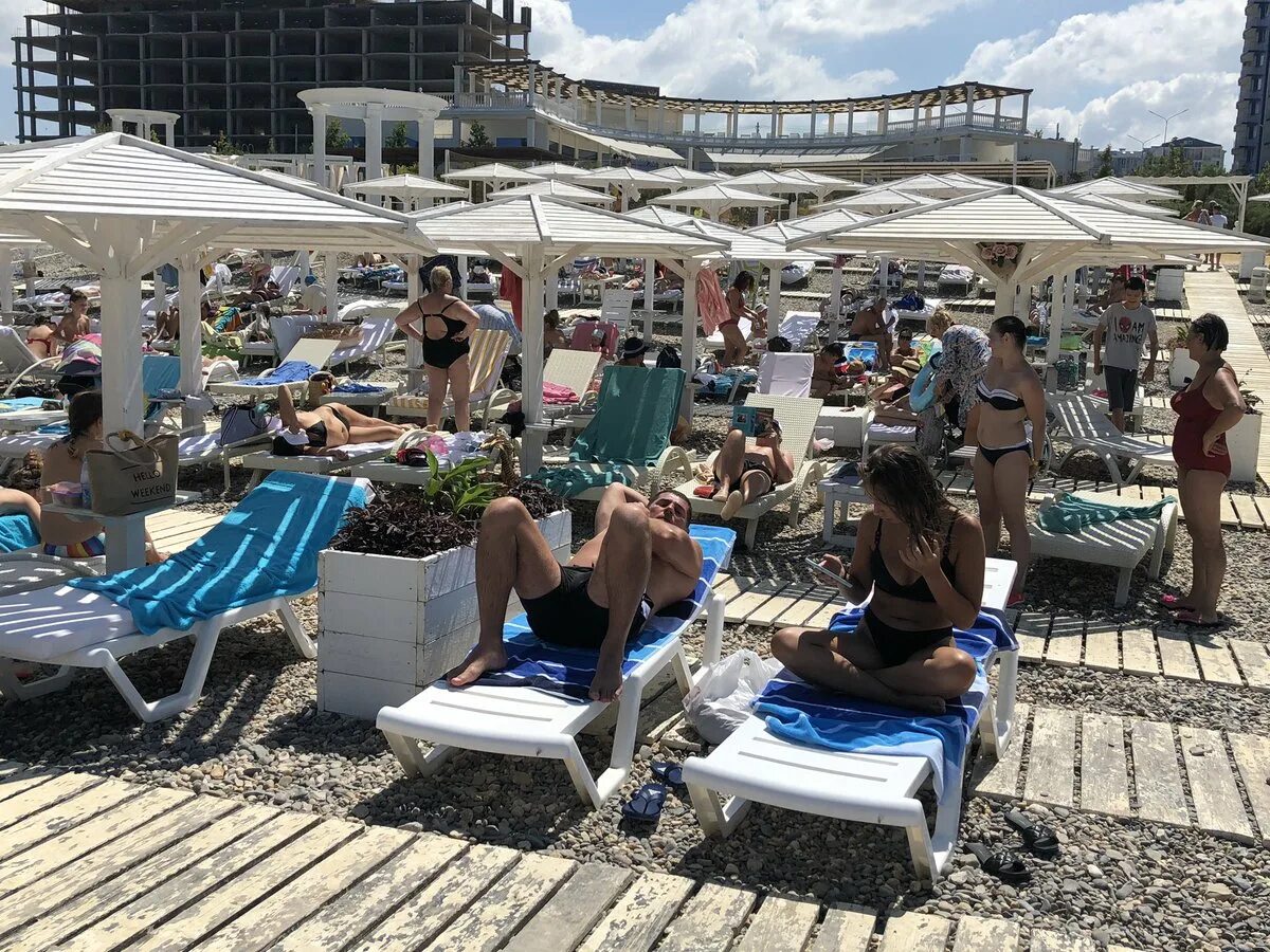 Стоит ли ехать в турцию в мае. Туристы на пляже в Турции. Русские туристы на пляже в Турции. Пляжи Турции фото туристов. Фото турецких пляжей 2020.