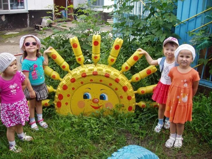 Украшение детской площадки в саду. Украшение территории сада. Украшение территории детского сада. Украшение площадки в детском саду летом. Украшение детской площадки в садике.