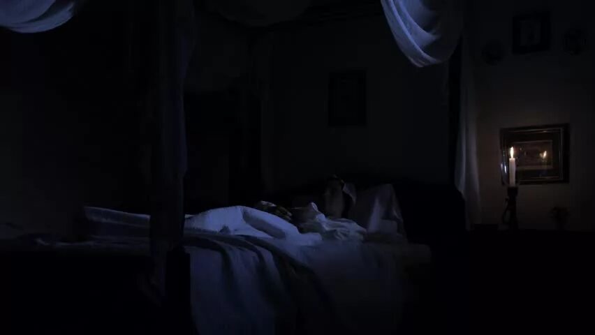 В темноте под одеялом. Спальня в темноте. кровать в темноте ночью. комната с кроватью в темноте. темная кровать в темноте.