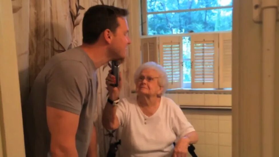 три женщины и мальчик. много девушек в постели. друзья на закате. три женщины и мальчик. фотосессия парень и много девушек.